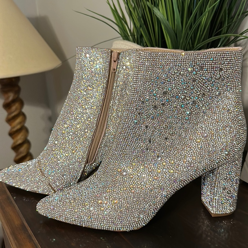 NEW Betsey Johnson Cady ankle boots 9